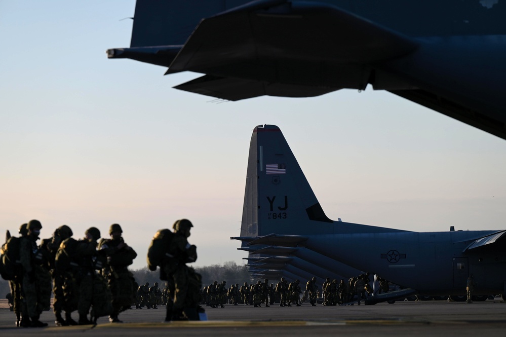 U.S, Japan perform large-scale airborne exercise