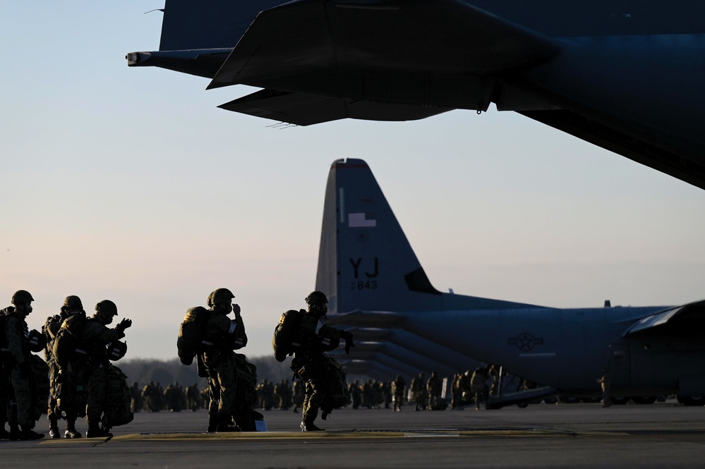 U.S, Japan perform large-scale airborne exercise