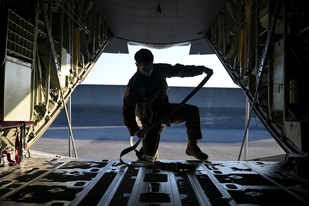 U.S, Japan perform large-scale airborne exercise