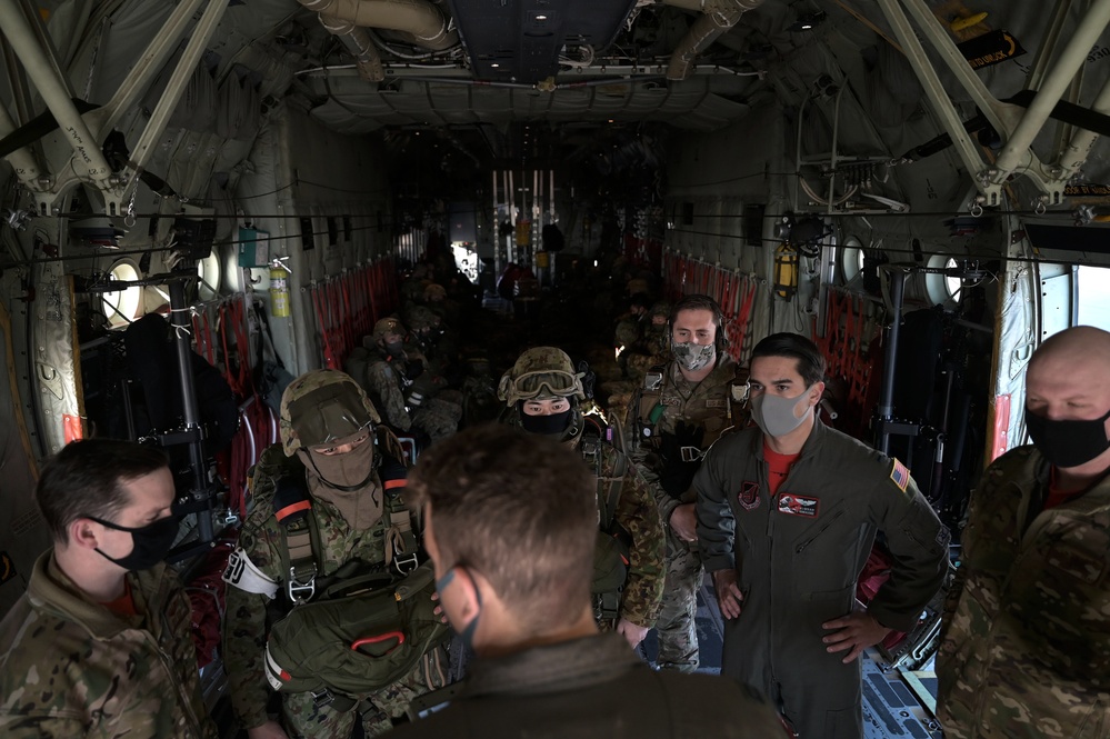 U.S, Japan perform large-scale airborne exercise