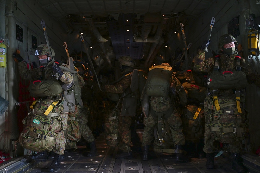 U.S, Japan perform large-scale airborne exercise