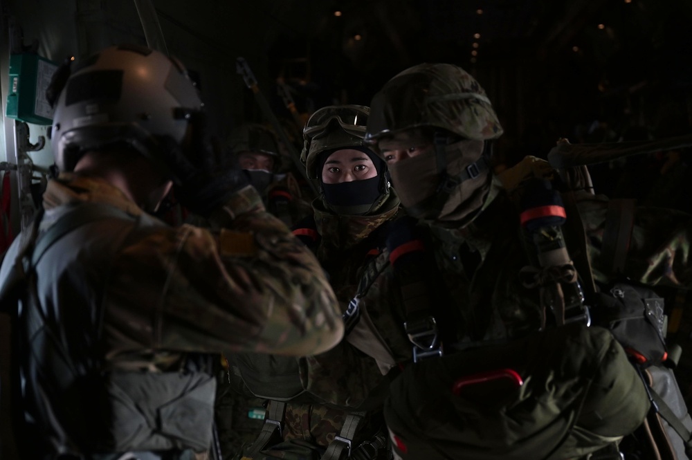 U.S, Japan perform large-scale airborne exercise