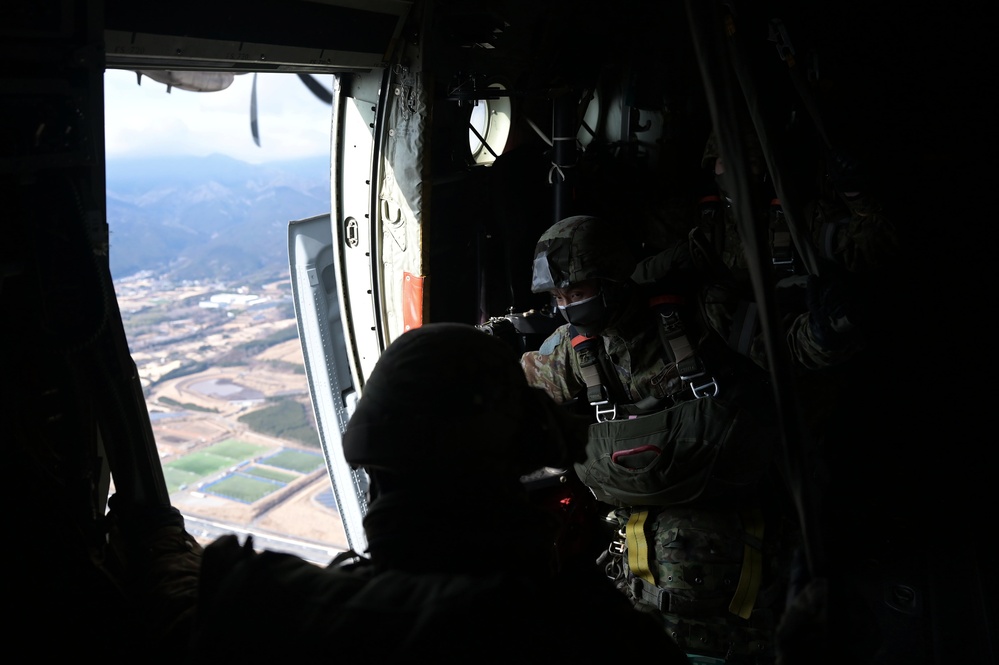 U.S, Japan perform large-scale airborne exercise