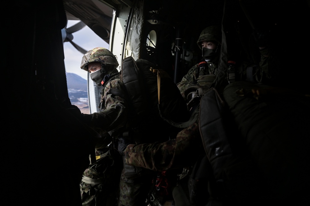 U.S, Japan perform large-scale airborne exercise