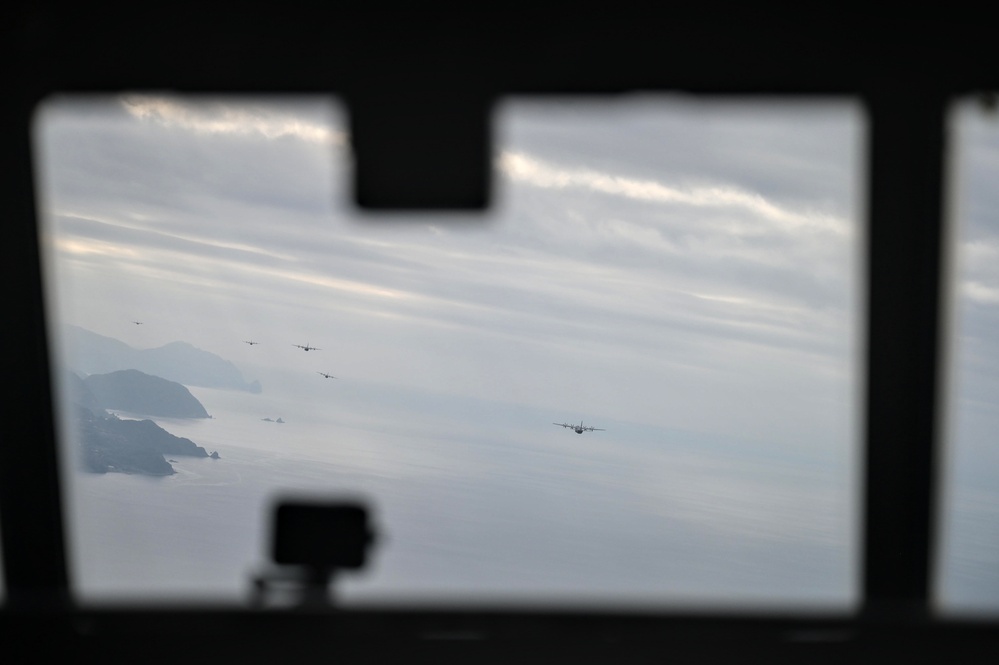 U.S, Japan perform large-scale airborne exercise