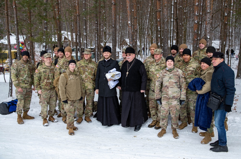 JMTG-U Soldiers take part in local Polar Plunge event