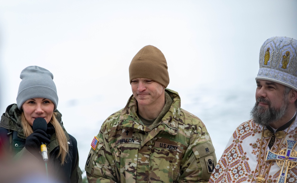 JMTG-U Soldiers take part in local Polar Plunge event