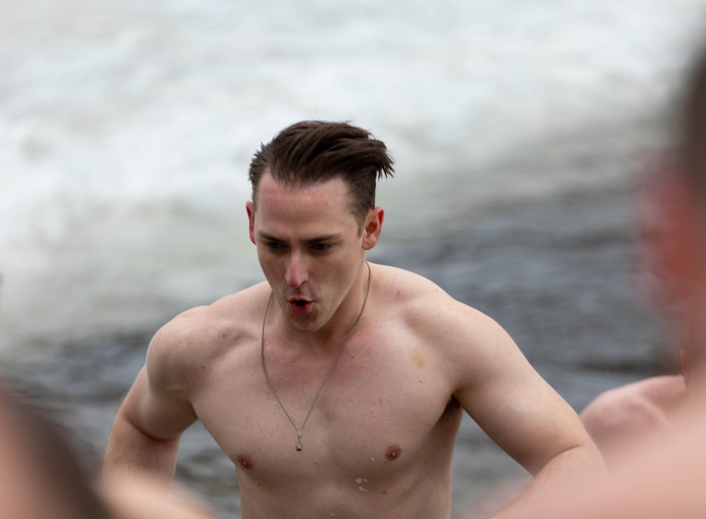 JMTG-U Soldiers take part in local Polar Plunge event