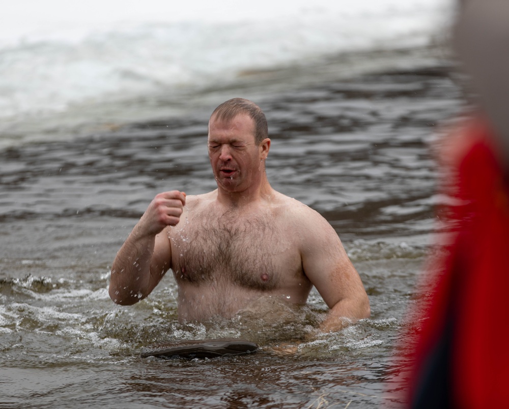 JMTG-U Soldiers take part in local Polar Plunge event