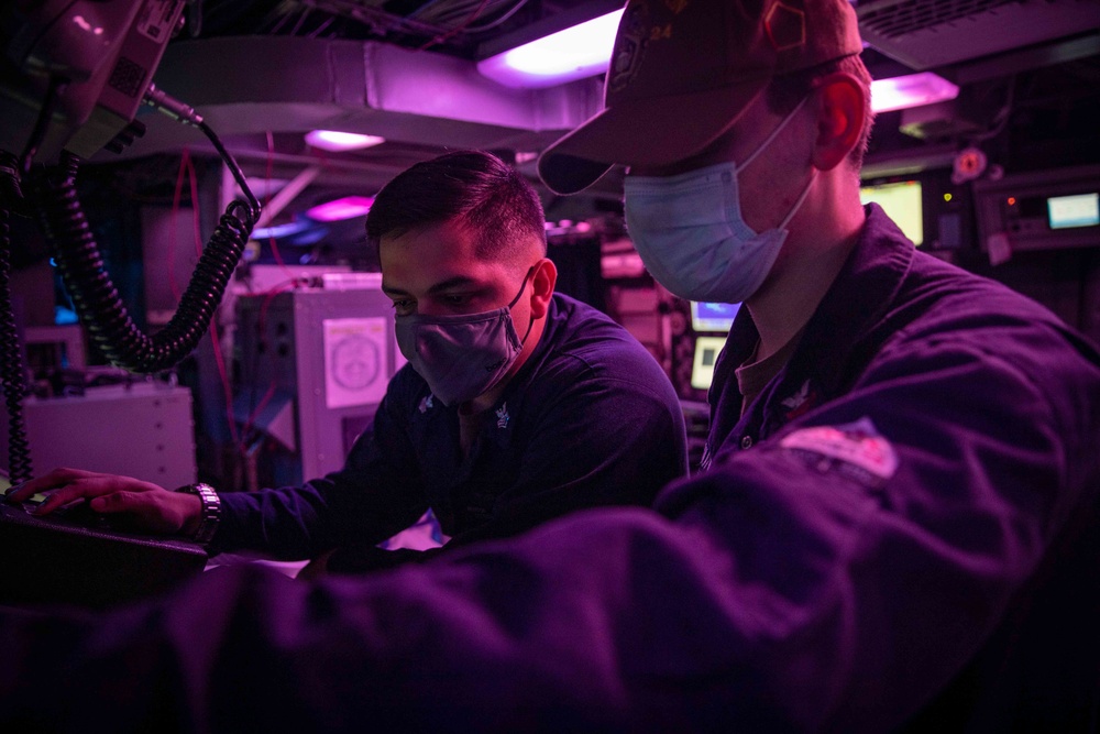 Sailors Train in Combat Information Center