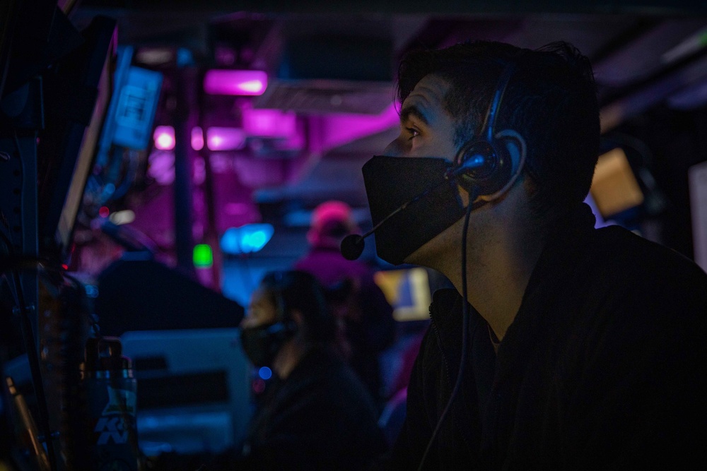 Sailors Train in Combat Information Center