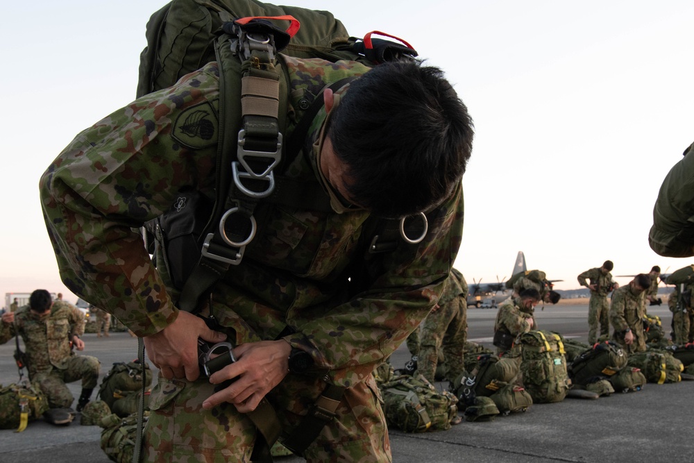 U.S., Japan perform large-scale airborne exercise