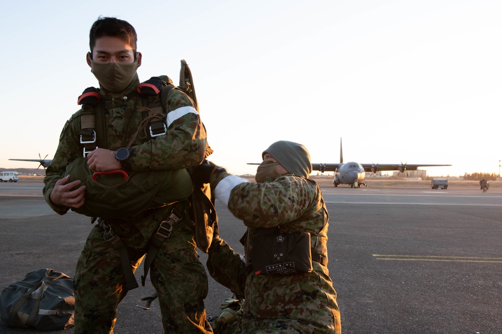 U.S., Japan perform large-scale airborne exercise