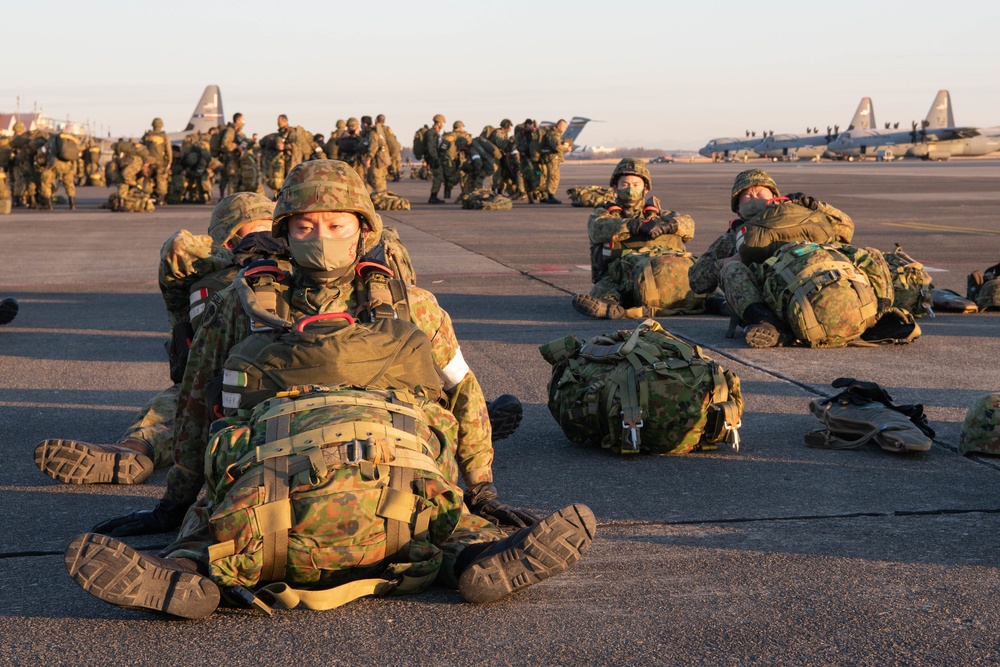 U.S., Japan perform large-scale airborne exercise