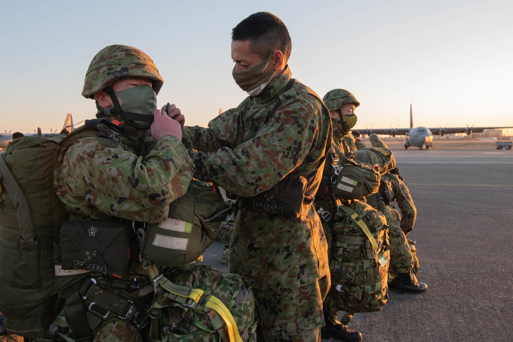 U.S., Japan perform large-scale airborne exercise