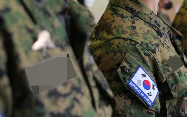 8 ROK Navy SEALs earn U.S. &quot;jump wings&quot;