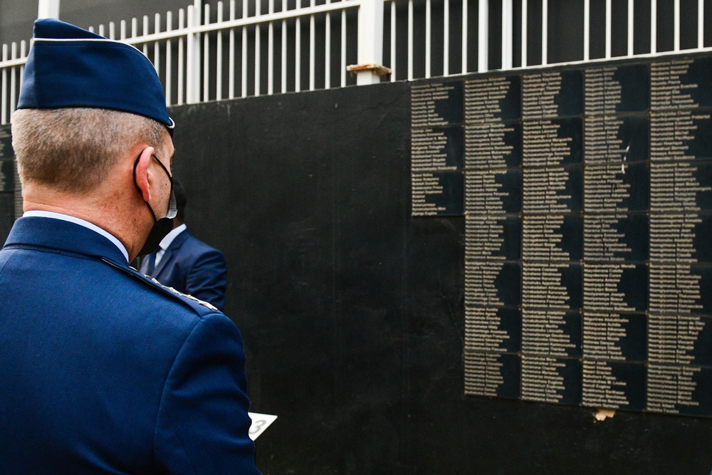 AACS Air Chiefs learn about Rwandan history at Genocide Memorial