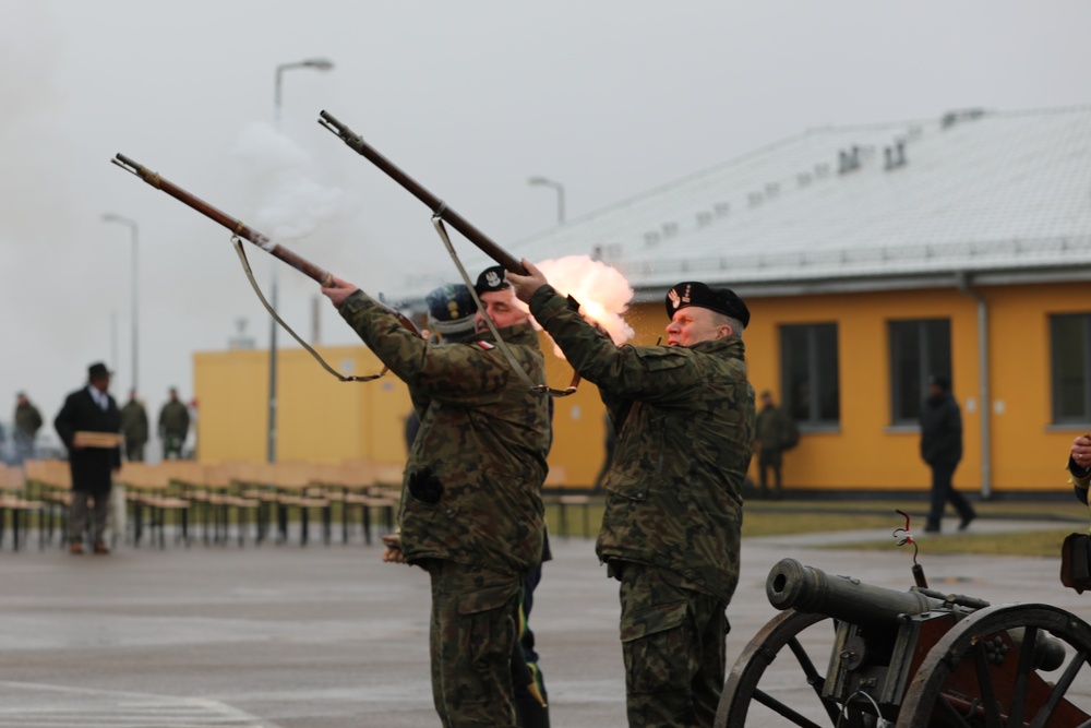 Polish Armed Forces Conduct Ceremony to Mark Change of Command and Honor Col. Gmurski's Retirement