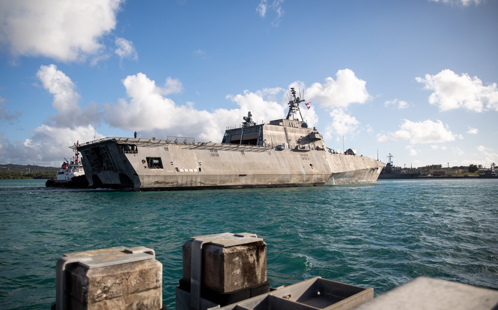 USS Tulsa Conducts Berth Shift