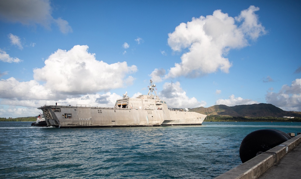 USS Tulsa Conducts Berth Shift