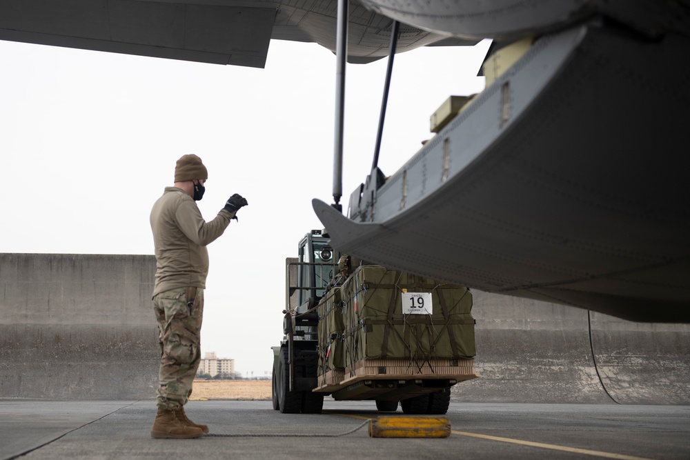 U.S, Japan perform large-scale airborne exercise