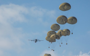 U.S., Japan perform large-scale airborne exercise