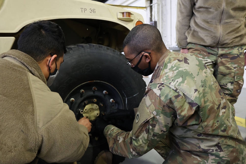 1TSC Soldiers Conduct Vehicle Recovery Training