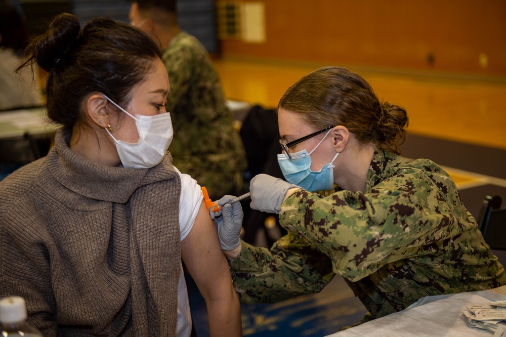 USS Ronald Reagan (CVN 76) Hospital Corpsmen Administer COVID-19 Vaccine Boosters to Base Employees