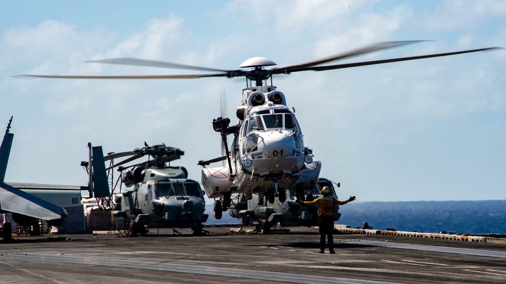 USS Carl Vinson (CVN 70) Conducts Vertical Replenishment