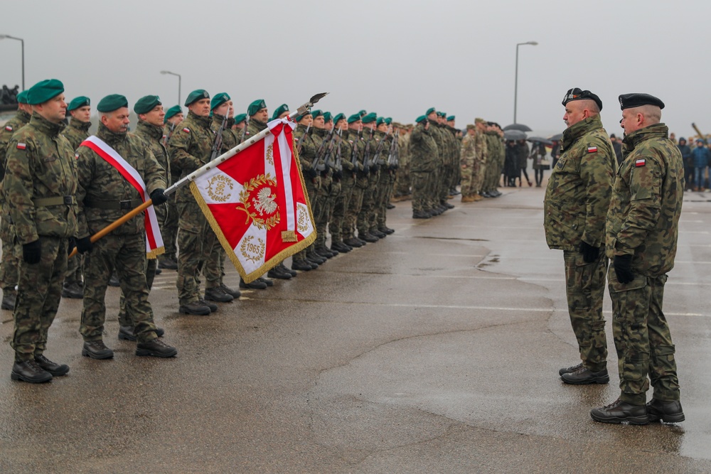 Polish Armed Forces Conduct Ceremony to Mark Change of Command and Honor Col. Gmurski's Retirement