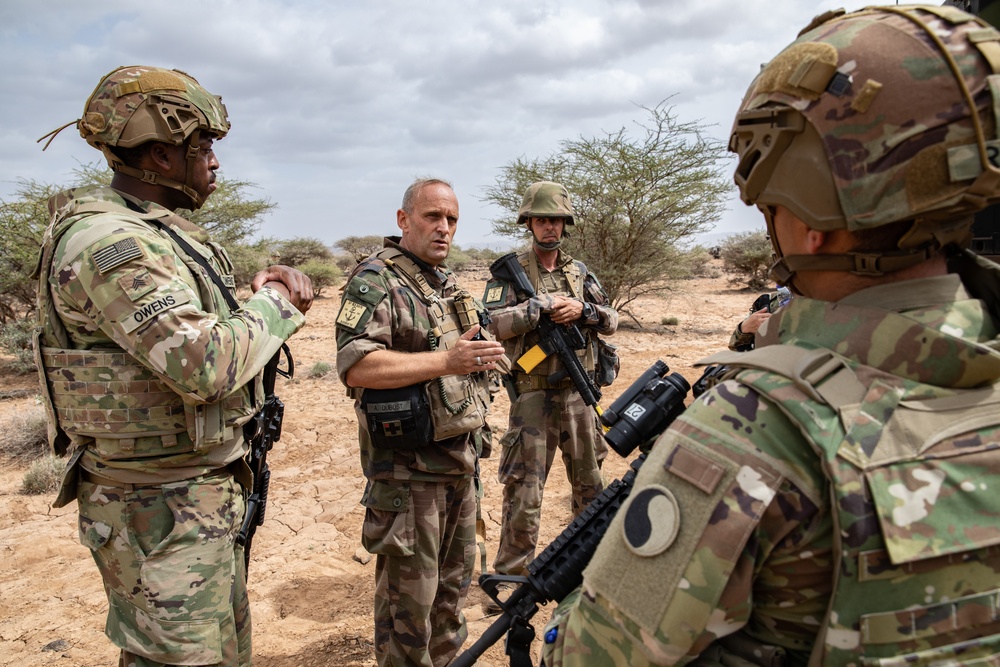 French, U.S. Soldiers meet in Grand Bara Desert