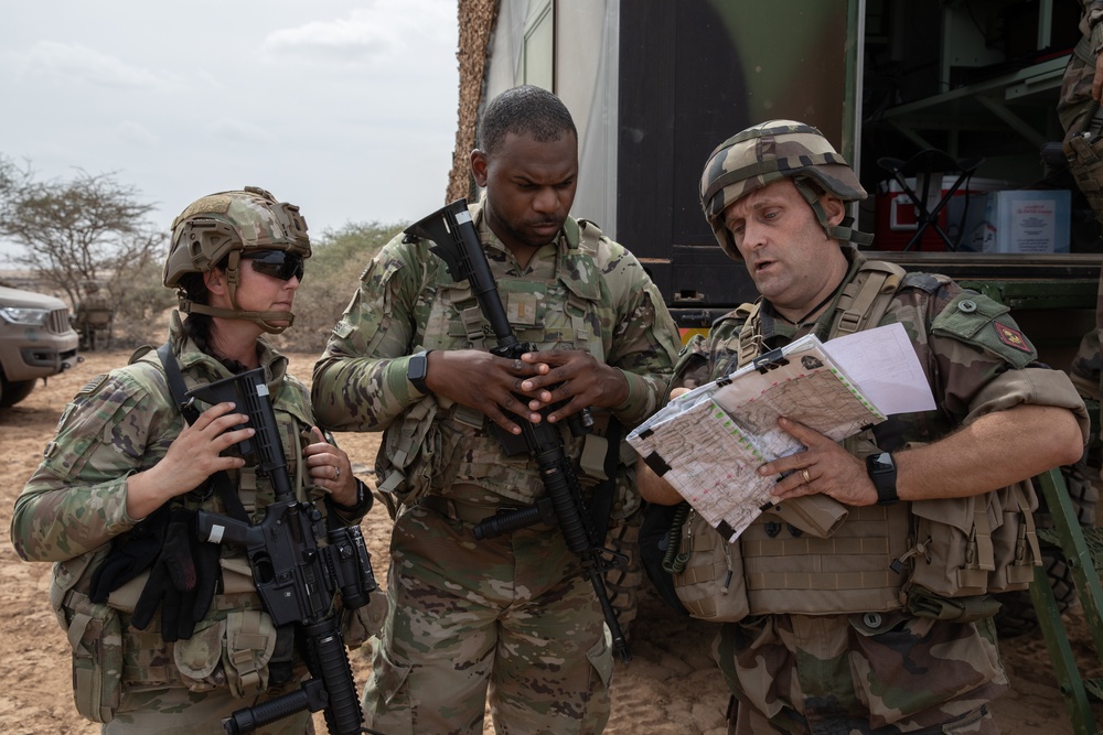 French, U.S. Soldiers meet in Grand Bara Desert