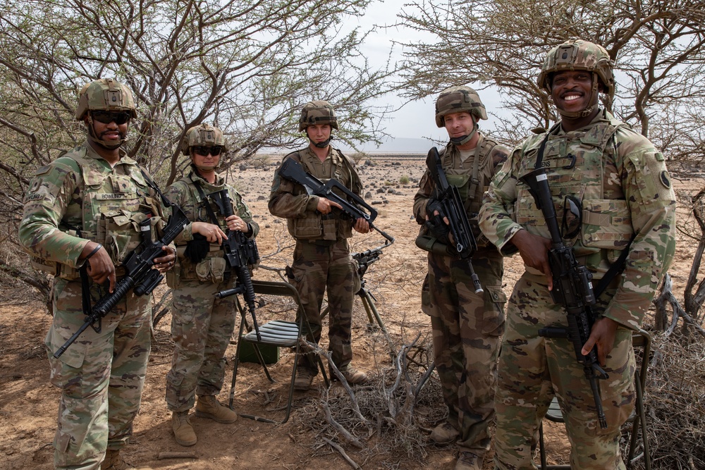 French, U.S. Soldiers meet in Grand Bara Desert