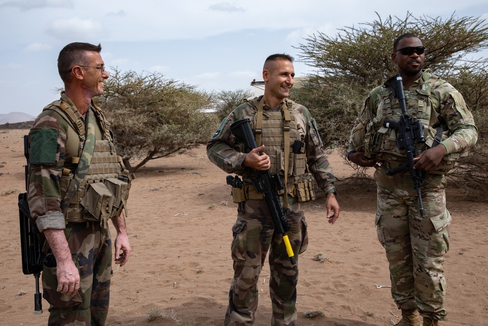 French, U.S. Soldiers meet in Grand Bara Desert