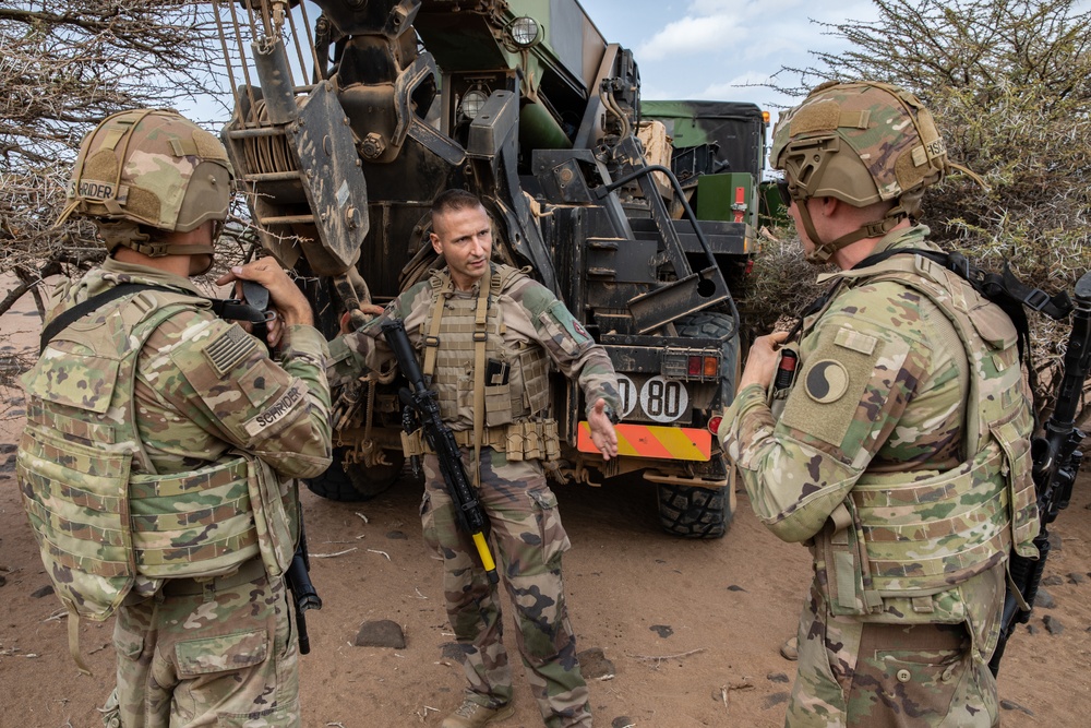 French, U.S. Soldiers meet in Grand Bara Desert