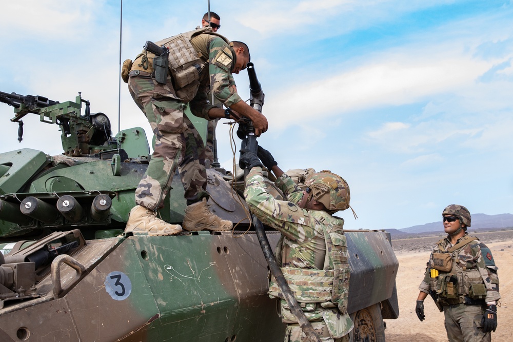 French, U.S. Soldiers meet in Grand Bara Desert