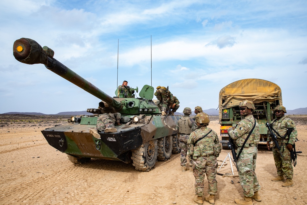 French, U.S. Soldiers meet in Grand Bara Desert