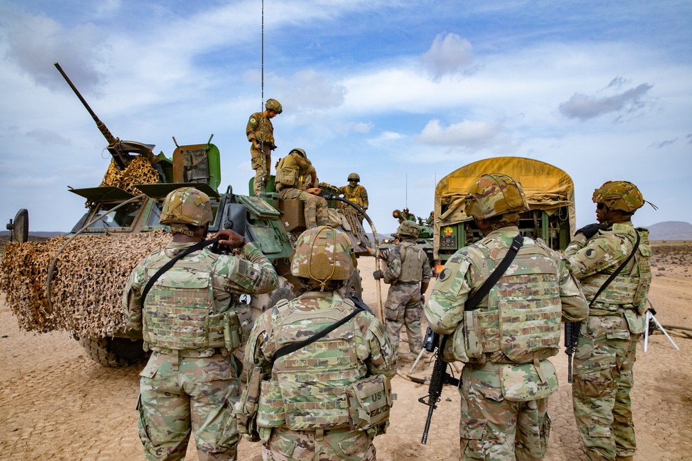 French, U.S. Soldiers meet in Grand Bara Desert