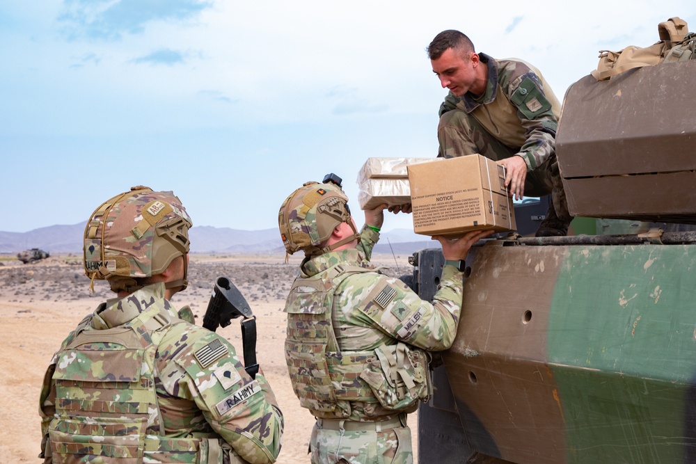 French, U.S. Soldiers meet in Grand Bara Desert