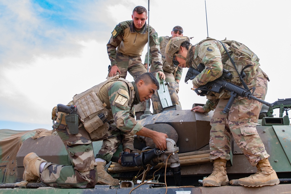 French, U.S. Soldiers meet in Grand Bara Desert