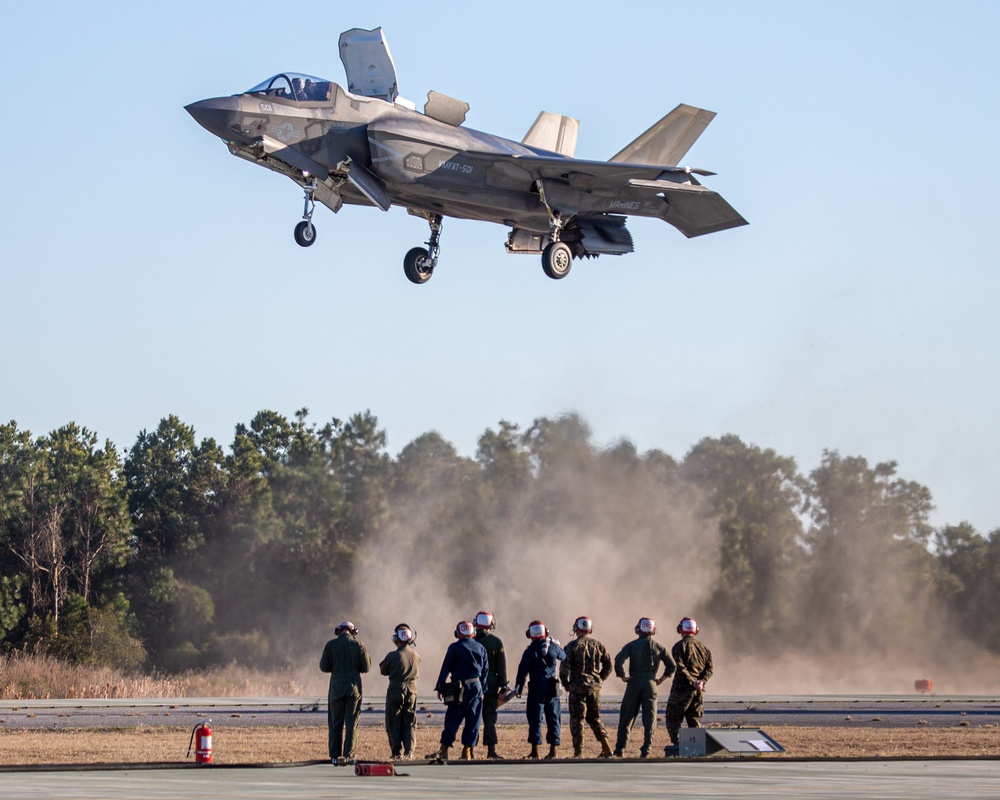 Secretary of the Navy visits MCALF Bogue