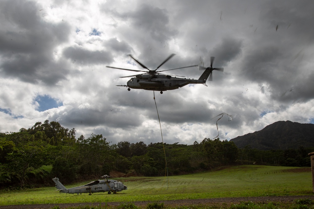 HMH-463 Performs a Slingload of an Army H-60 Helicopter with the 25th Infantry Division Downed Aircraft Recovery Team