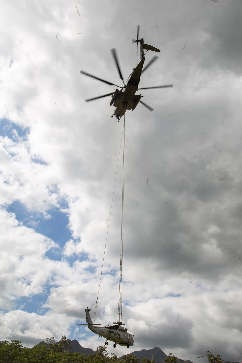 HMH-463 Performs a Slingload of an Army H-60 Helicopter with the 25th Infantry Division Downed Aircraft Recovery Team