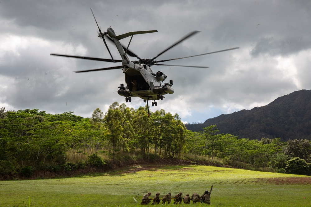 HMH-463 Performs a Slingload of an Army H-60 Helicopter with the 25th Infantry Division Downed Aircraft Recovery Team