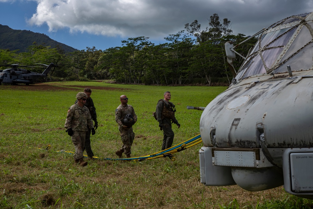 HMH-463 Performs a Slingload of an Army H-60 Helicopter with the 25th Infantry Division Downed Aircraft Recovery Team