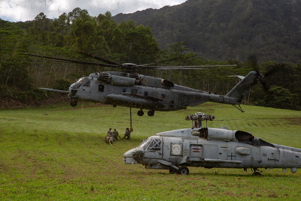 HMH-463 Performs a Slingload of an Army H-60 Helicopter with the 25th Infantry Division Downed Aircraft Recovery Team