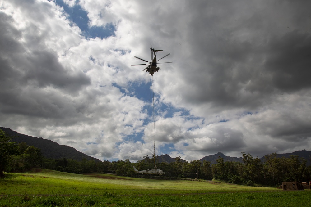 HMH-463 Performs a Slingload of an Army H-60 Helicopter with the 25th Infantry Division Downed Aircraft Recovery Team