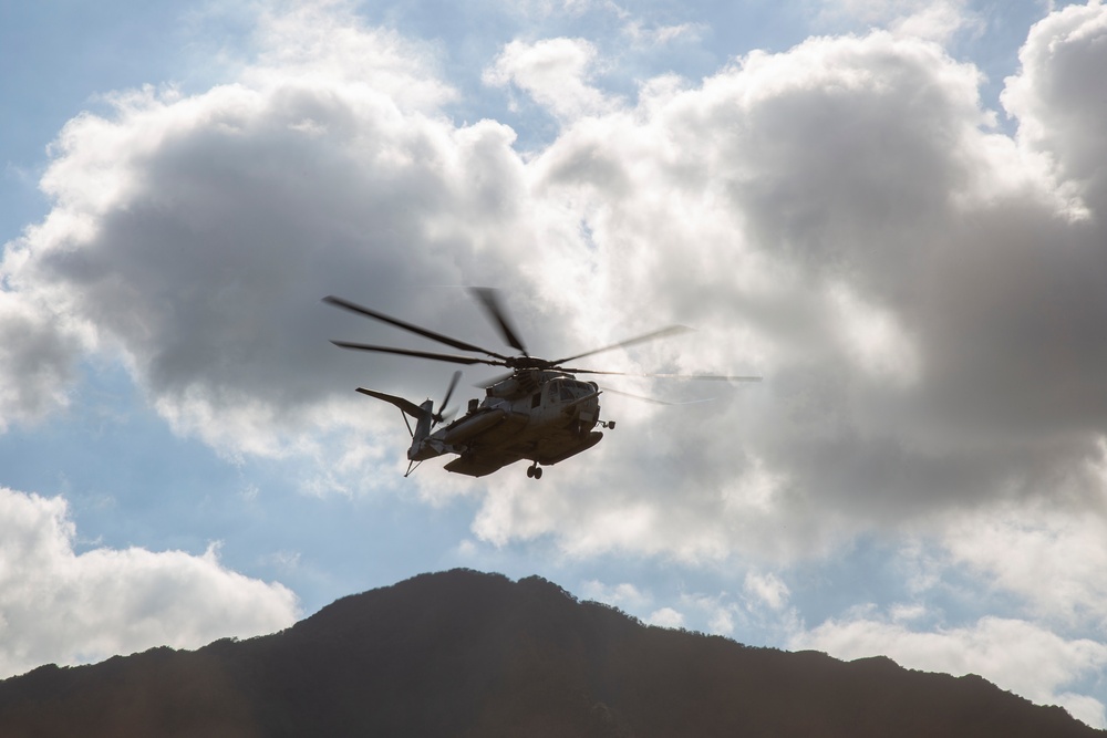 HMH-463 Performs a Slingload of an Army H-60 Helicopter with the 25th Infantry Division Downed Aircraft Recovery Team