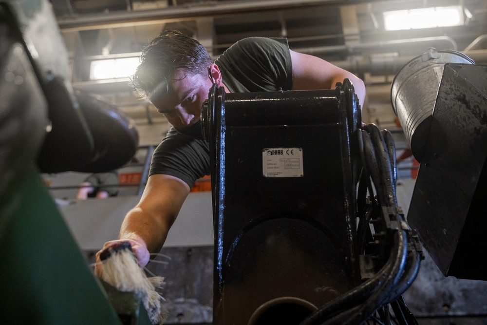 11th MEU, USS Portland wash down vehicles underway