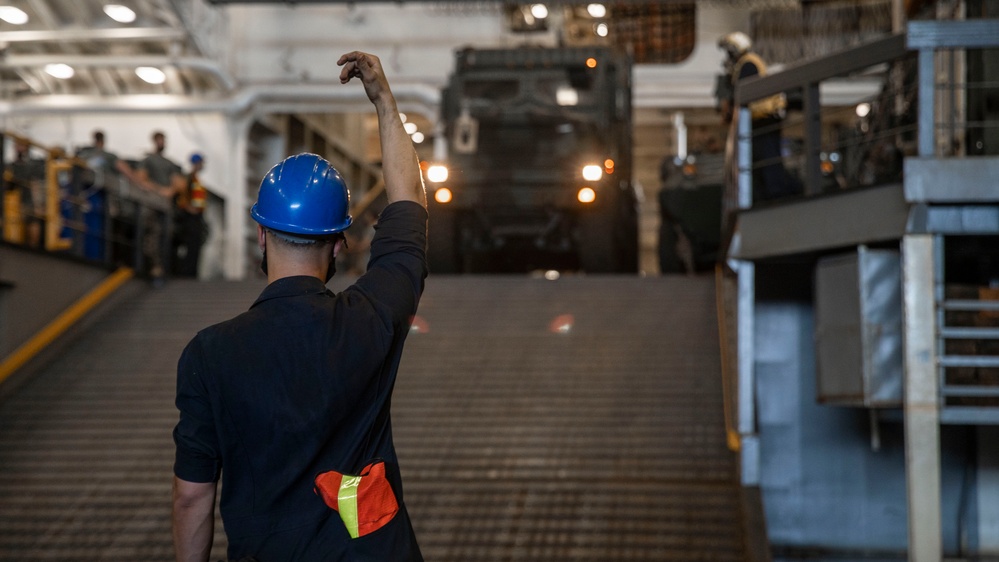 11th MEU, USS Portland wash down vehicles underway
